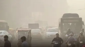 Delhi પ્રદુસન, લોકોને શ્વાસ લેવામાં તકલીફ, આંખોમાં બળતરા.