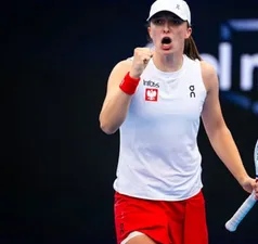 ઈગા સ્વિયાતેકે રેબાકિનાને હરાવતા પોલેન્ડ યુનાઇટેડ કપની ફાઇનલમાં