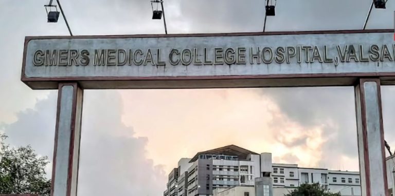 Valsad : સિવિલ હોસ્પિટલના ‘સાયલન્ટ ઝોન’માં તબીબોની ડીજે પાર્ટી