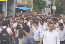 Surat : સરાજાહેર જ્વેલર્સની દુકાનમાં ‘લૂંટ વીથ મર્ડર’ કેસમાં ઝડપાયેલા આરોપીનો વરઘોડો કઢાયો!