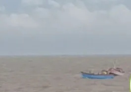 અમરેલીના તોફાની દરિયામાં બે બોટ ડૂબી, 10 માછીમારો બચાવાયા, 8 લાપતા, રેસ્ક્યૂ ઓપરેશન ચાલુ